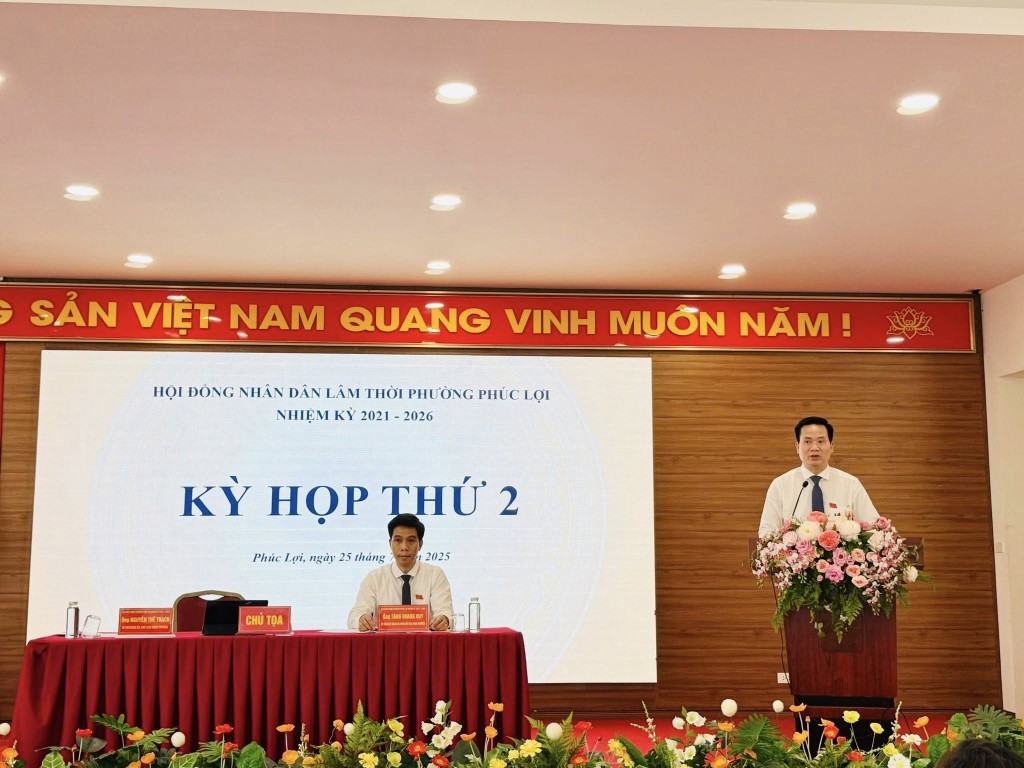 Đồng chí Nguyễn Thế Thạch – Bí thư Đảng ủy, Chủ tịch HĐND phường Phúc Lợi phát biểu tại kỳ họp thứ 2