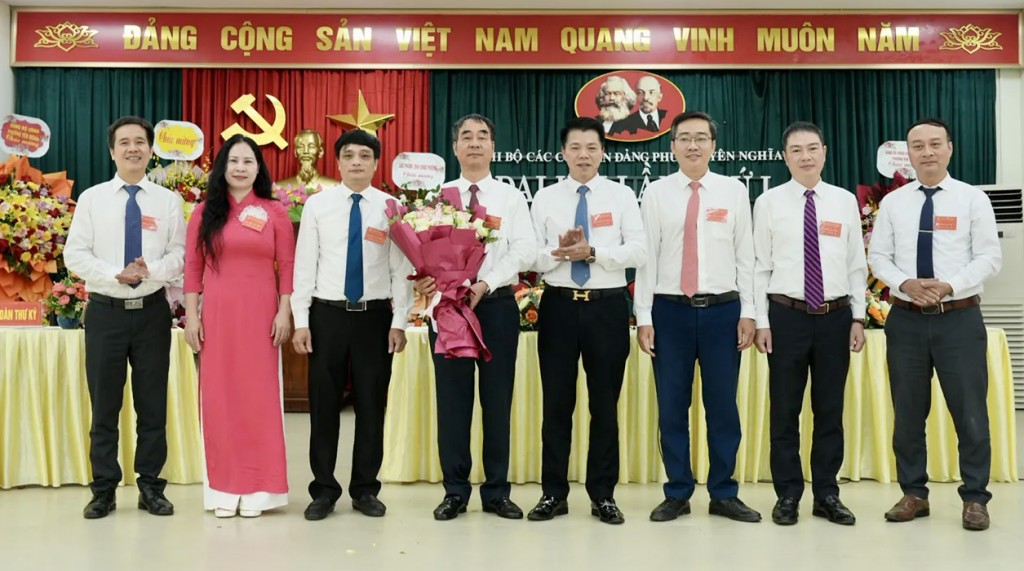 Ban Chấp hành Đảng bộ các cơ quan Đảng bộ phường Yên Nghĩa ra mắt Đại hội.
