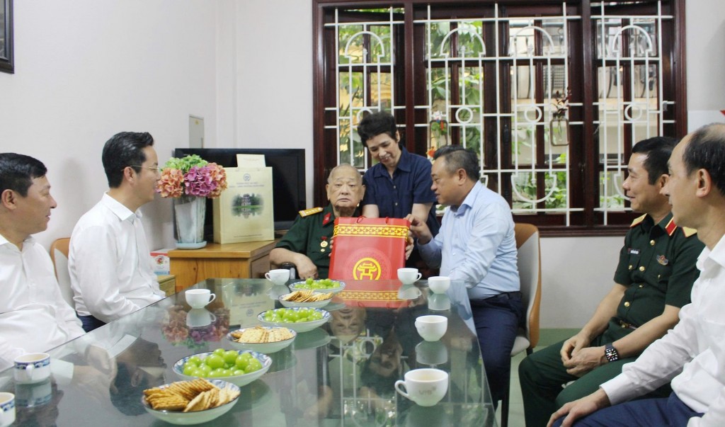 Chủ tịch UBND thành phố Hà Nội Trần Sỹ Thanh đến thăm, tặng quà thương binh Nông Quang Lộc. Ảnh: Đình Hiệp
