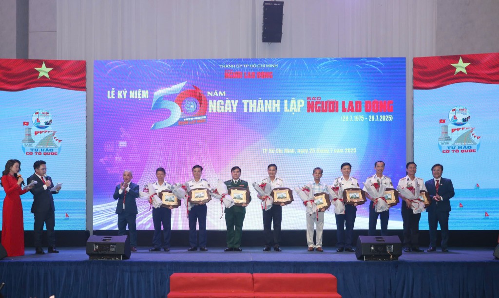 Báo Người Lao Động - Tự hào truyền thống 50 năm đầy vẻ vang