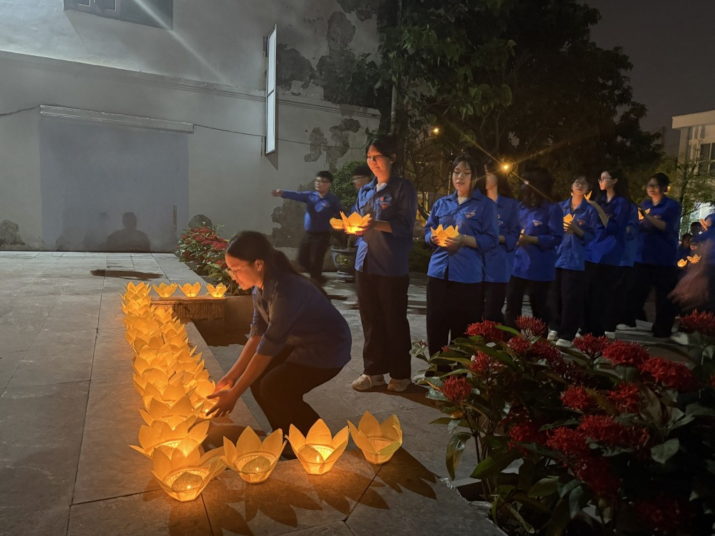 Đoàn viên, thanh niên phường Long Biên thắp nến tri ân các Anh hùng liệt sĩ