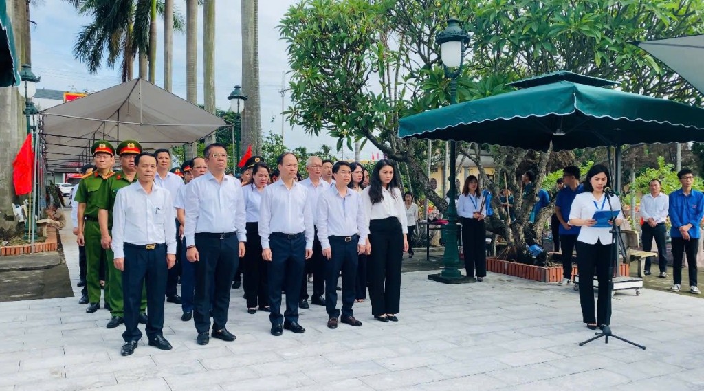 Dâng hương tưởng niệm các anh hùng liệt sĩ, tri ân người có công