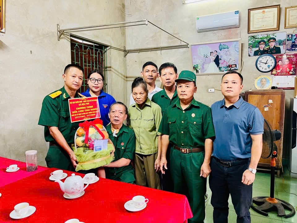 Đoàn Thanh niên phối hợp với Hội Cựu chiến binh xã tổ chức thăm hỏi, tặng quà cho 5 gia đình liệt sĩ