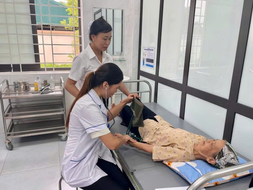 Y, bác sĩ trẻ khám bệnh 