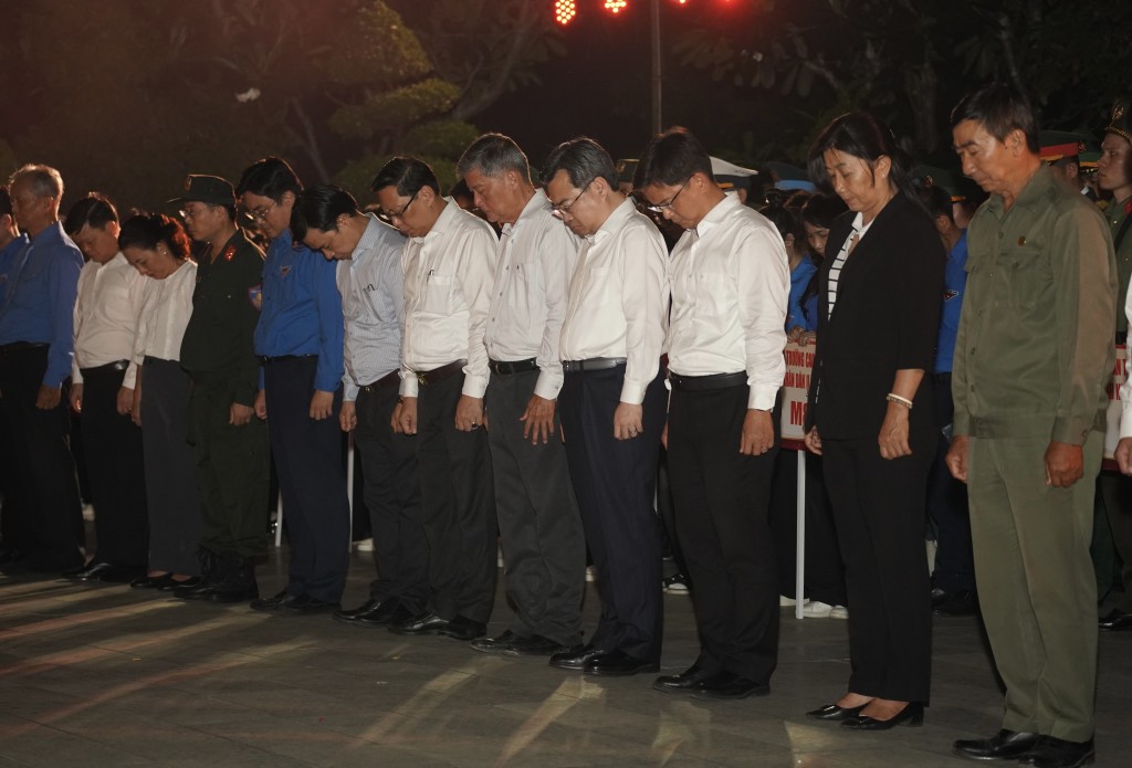 Lãnh đạo TP.HCM cùng các đại biểu kính cẩn nghiêng mình dành 1 phút mặc niệm đến các anh hùng liệt sĩ