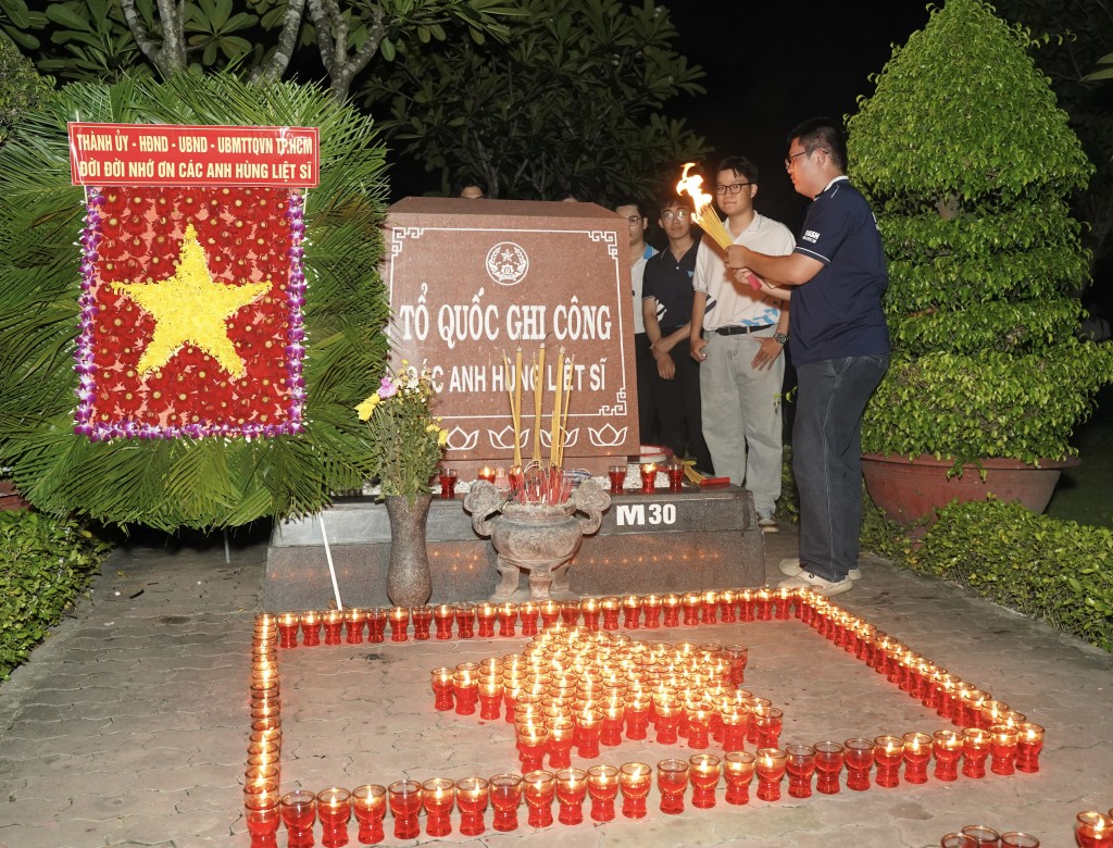 Hơn 25.000 ngọn nến thắp sáng tinh thần bất diệt của các Anh hùng liệt sĩ