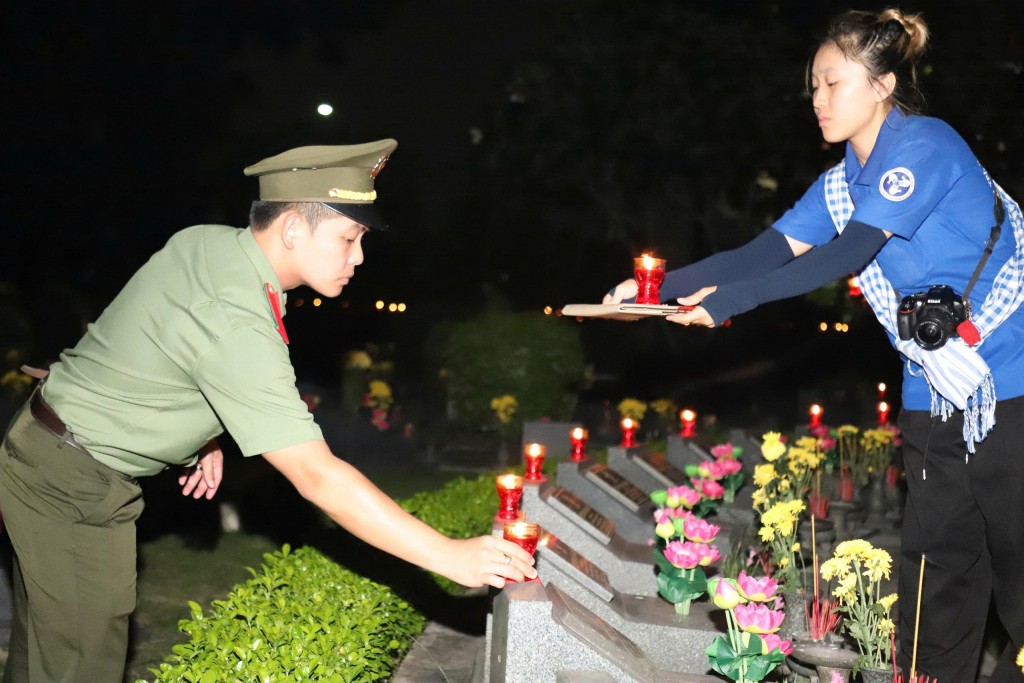 Thanh niên TP Hồ Chí Minh dâng hương, thắp nến tri ân các anh hùng, liệt sĩ
