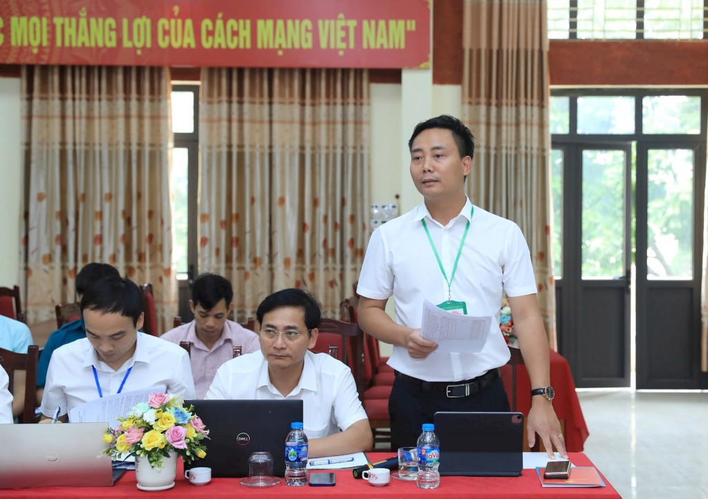 Bí thư Đảng ủy, Chủ tịch HĐND xã Minh Châu Nguyễn Đức Tiến báo cáo với đoàn khảo sát