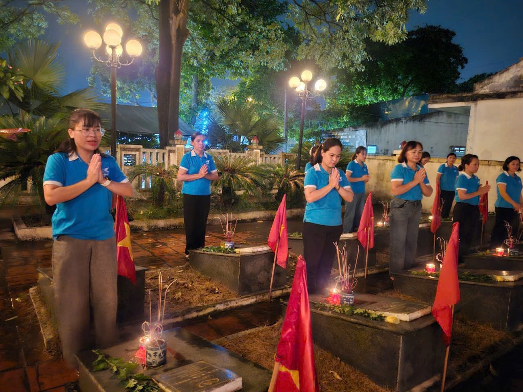 Phụ nữ xã Đông Anh thắp nến tri ân tưởng nhớ các anh hùng liệt sỹ