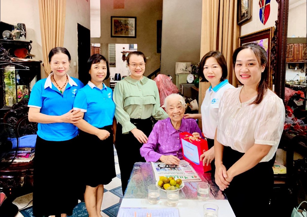 Phụ nữ phường Phương Liệt chung tay chăm lo gia đình chính sách