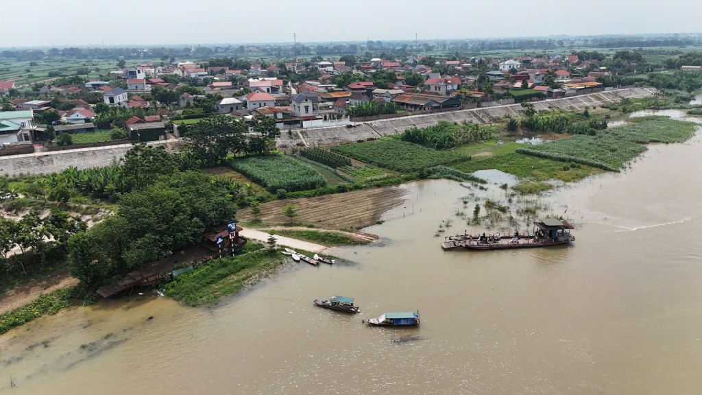 Minh Châu nằm giữa lòng sông Hồng, phương tiện kết nối chủ yếu với các địa phương khác là đò ngang