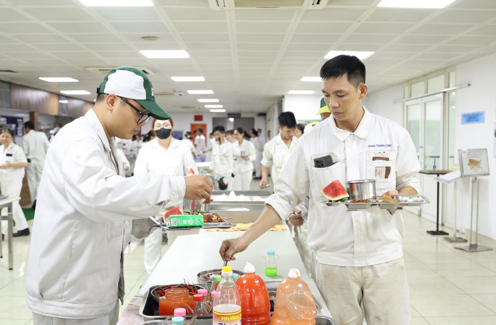 “Bữa cơm Công đoàn”: Ấm lòng hơn 1.300 công nhân Goshi - Thăng Long