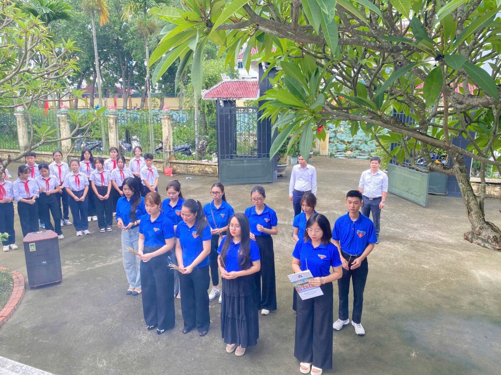 Tuổi trẻ Bát Tràng nguyện sống xứng đáng với truyền thống cha anh