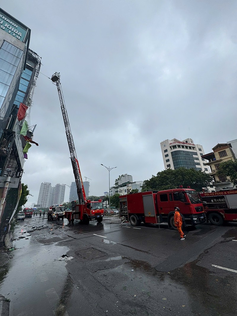 Lực lượng Cảnh sát PCCC và CNCH nhanh chóng triển khai xe thang để phun nước dập lửa