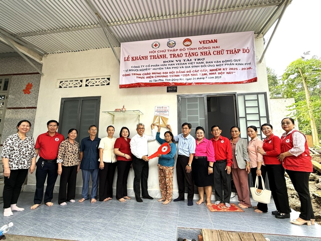 Đại diện Vedan Việt Nam cùng đại diện địa phương trao nhà cho gia đình ông Trần Văn Phúc