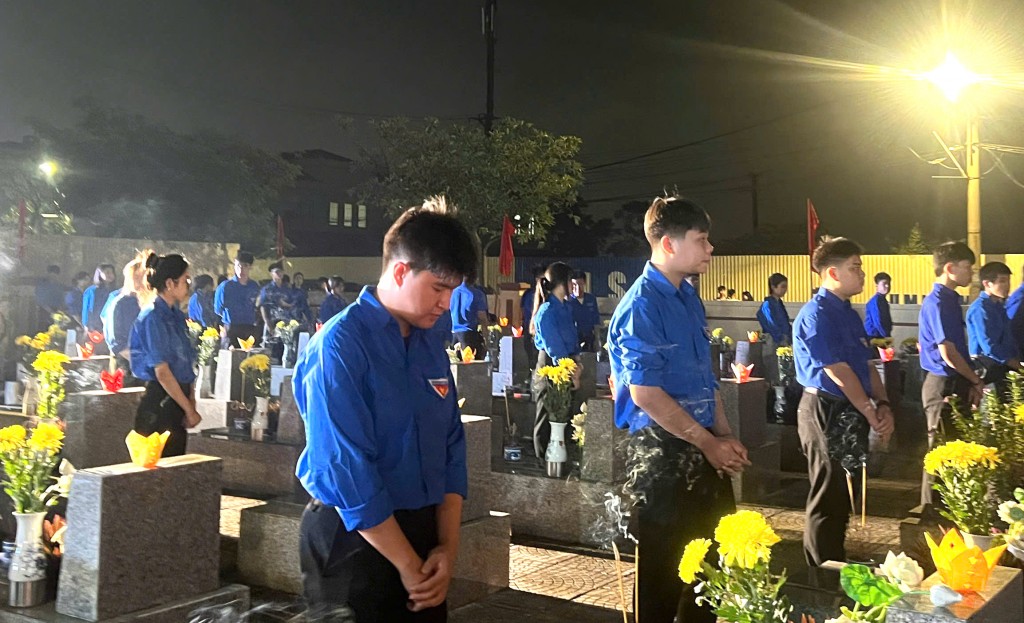 Đoàn viên, thanh niên xã tưởng niệm các anh hùng liệt sĩ
