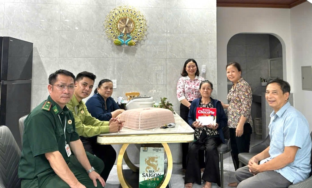 trao quà tới gia đình có công với cách mạng