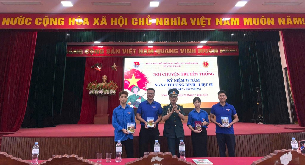 Đoàn xã Vĩnh Thanh phối hợp cùng Hội Cựu chiến binh xã tổ chức buổi nói chuyện truyền thống cho đoàn viên, thanh thiếu niên