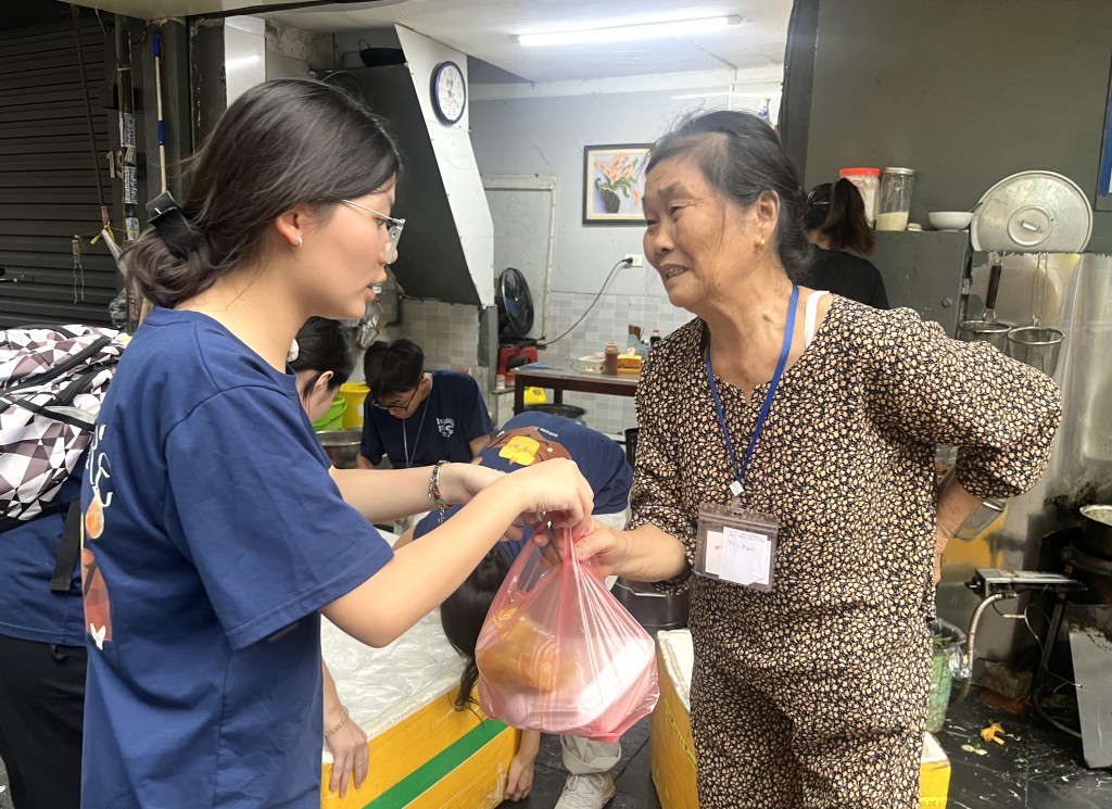 Những suất cơm được phát đến tận tay người bệnh và người nhà bệnh nhân