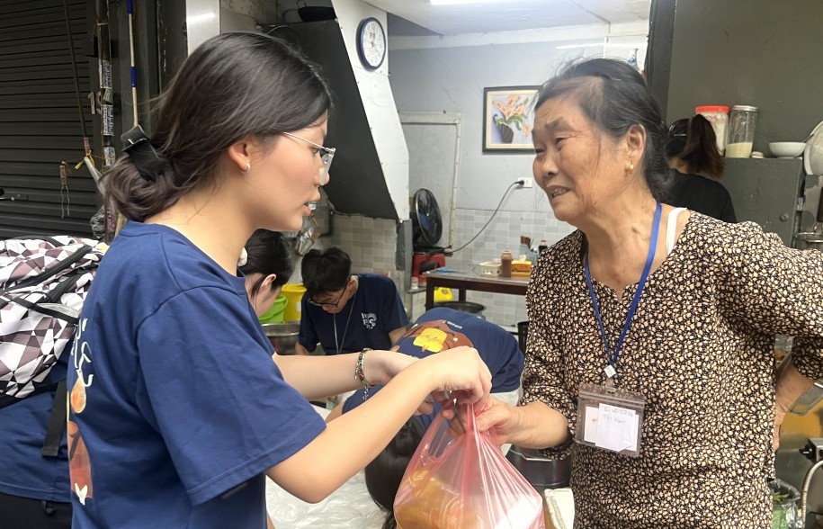 Chạm yêu thương từ những hộp cơm nghĩa tình