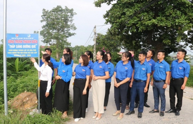 Thắp sáng đường quê  – Tâm sáng lòng người