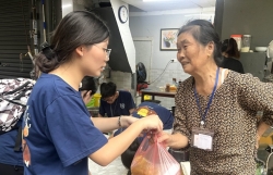 Chạm yêu thương từ những hộp cơm nghĩa tình