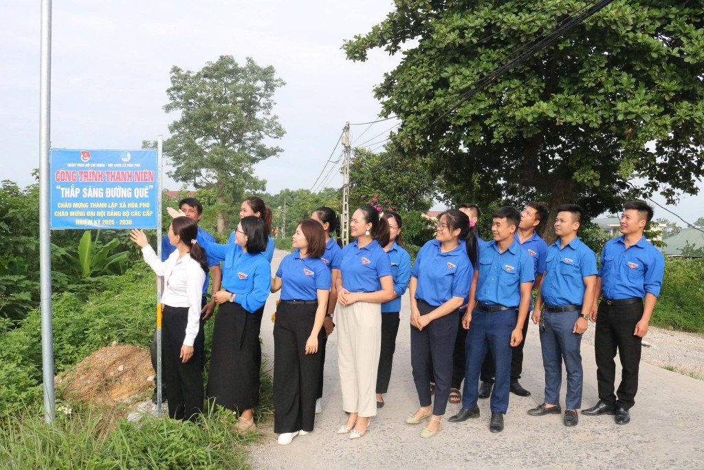 Thắp sáng đường quê  – Tâm sáng lòng người