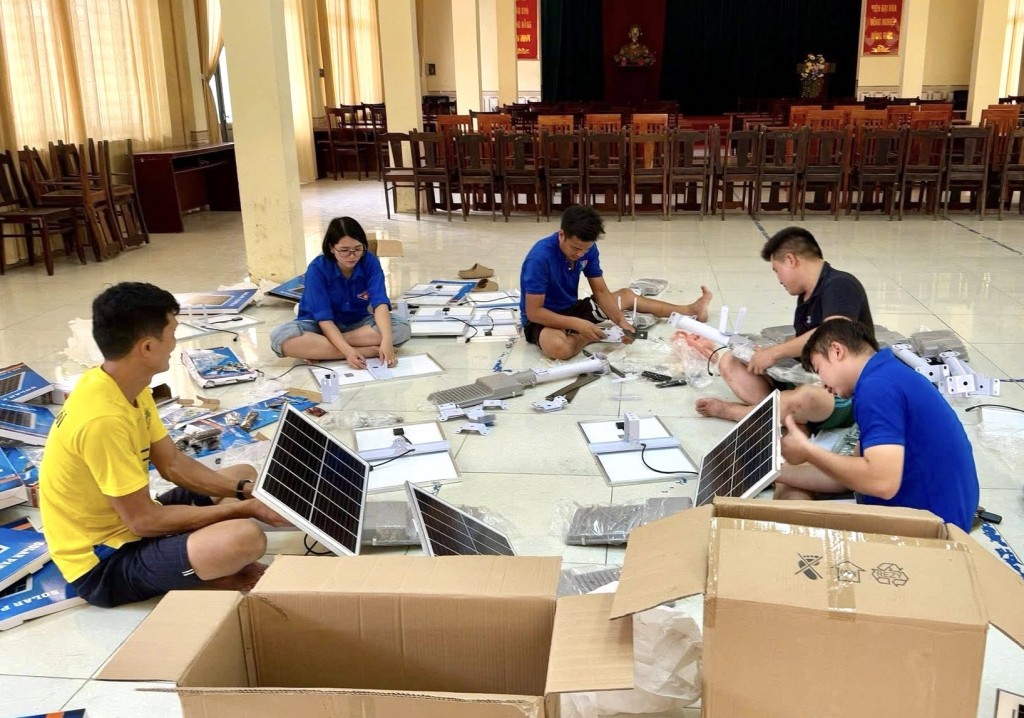 Các bạn trẻ tự tay
