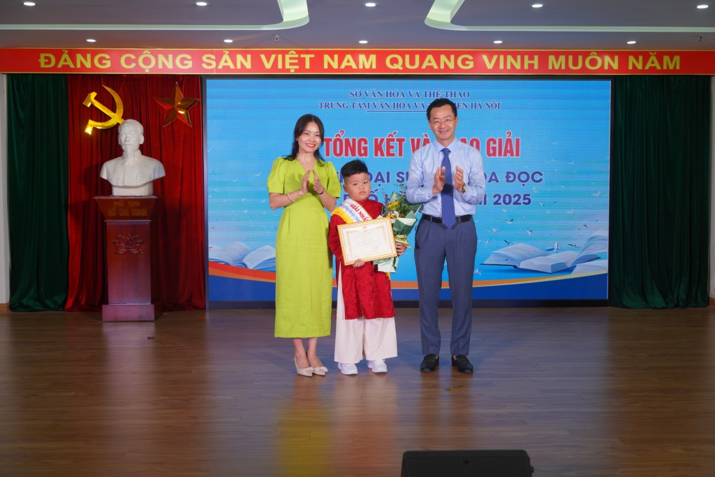 Em Nguyễn Quang Đăng, lớp 2A1, Trường Tiểu học An Dương (phường Hồng Hà) nhận giải Nhất Đại sứ văn hóa đọc thành phố Hà Nội năm 2025