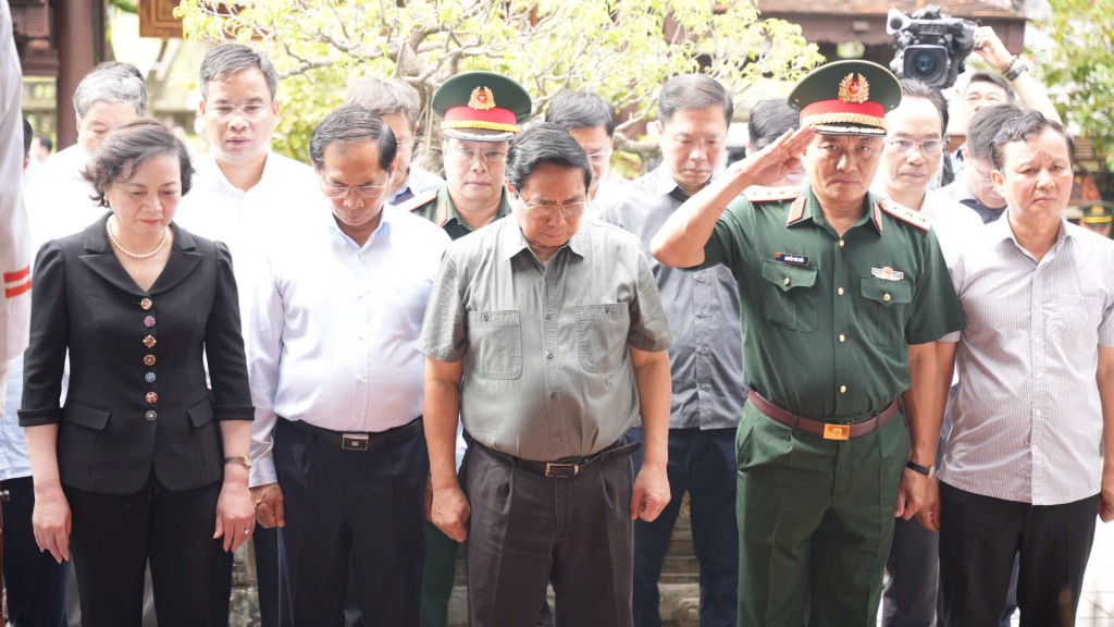 Thủ tướng Chính phủ Phạm Minh Chính cùng đoàn công tác và lãnh đạo thành phố dành một phút mặc niệm Đại tướng Nguyễn chí Thanh