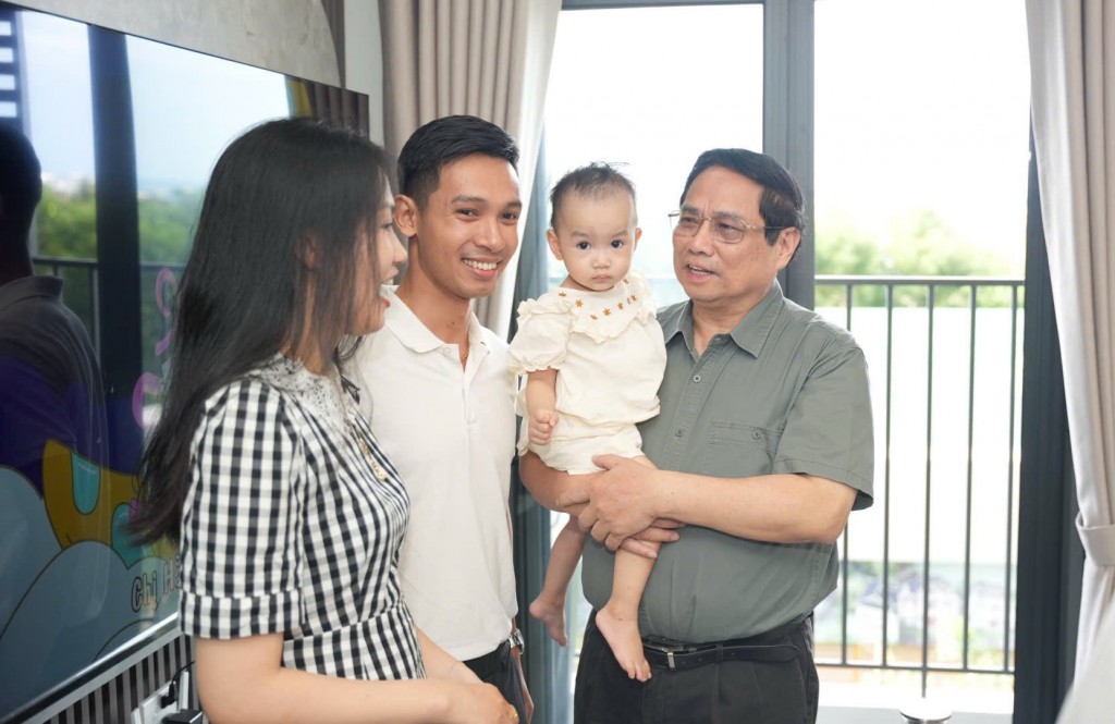 Thủ tướng Chính phủ Phạm Minh Chính thăm hỏi, trò chuyện với người dân sinh sống trong một dự án nhà ở xã hội tại Huế