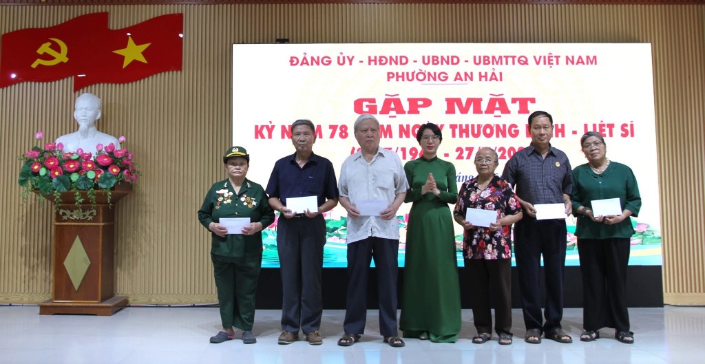 Lãnh đạo UBND phường An Hải trao tặng các suất quà cho các thương bệnh binh, gia đình liệt sỹ thuộc diện hộ nghèo, hộ cận nghèo trên địa bàn 