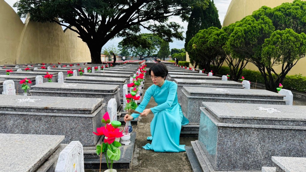 Đồng chí Nguyễn Thị Anh Thảo, Phó Bí thư Thường trực phường An Hải thắp hương mộ liệt sĩ tại Nghĩa trang liệt sĩ TP Đà Nẵng 