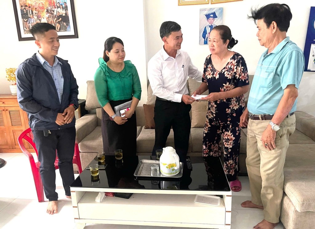 Ông Dương Thanh Hà, Phó Chủ tịch UBND phường An Hải đến thăm và tặng quà gia đình bệnh binh 1/3 Trần Thị Nông