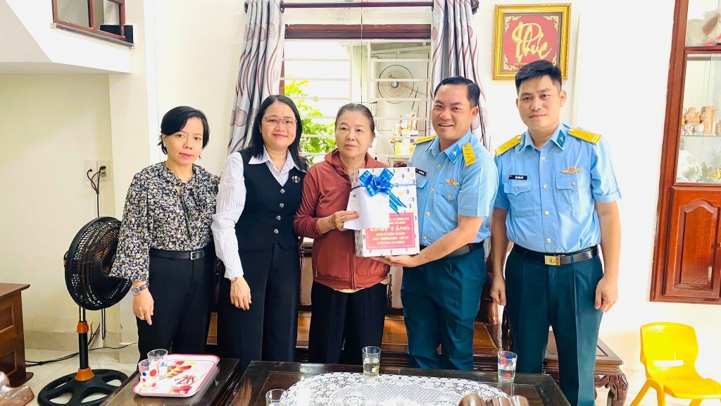 Lãnh đạo UBND phường An Hải và đại diện chỉ huy Trung đoàn 224 Phòng không không quân đến thăm và tặng quà gia đình chính sách trên địa bàn phường 