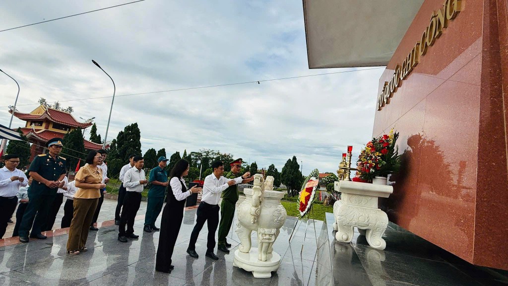 HĐND, UBND, Ủy ban MTTQ Việt Nam phường An Hải đã tổ chức dâng hương tại Nghĩa trang liệt sĩ thành phố Đà Nẵng