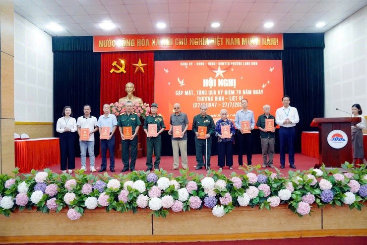 Đồng chí Nguyễn Thị Thu Hằng - Phó Bí thư thường trực Đảng ủy và đồng chí Hoàng Hải- Phó Bí thư Đảng ủy - Chủ tịch UBND phường tặng quà cho người có công, gia đình chính sách trên địa bàn phường