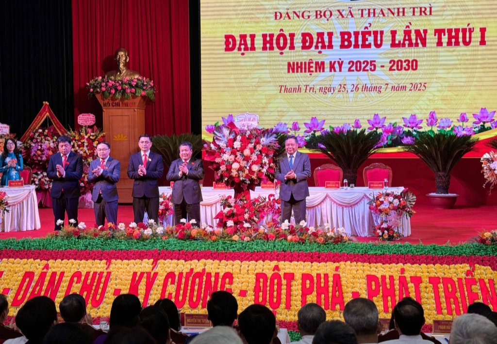 Đồng chí Nguyễn Văn Phong - Phó Bí thư Thường trực Thành ủy Hà Nội tặng hoa chúc mừng Đại hội