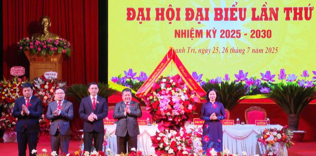 Đồng chí Nguyễn Thị Tuyến - Ủy viên Ban Chấp hành Trung ương Đảng, Phó Chủ tịch Mặt trận Tổ quốc Việt Nam, Chủ tịch Hội Liên hiệp Phụ nữ Việt Nam tặng hoa chúc mừng Đại hội Đại hội đại biểu lần thứ I xã Thanh Trì