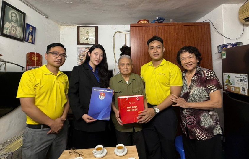 Đoàn Thanh niên phường và các đơn vị đồng hành đến trao quà