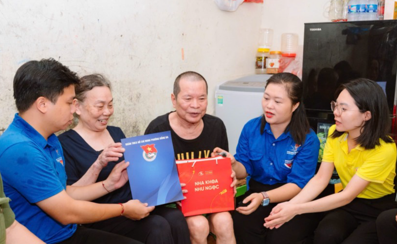 Thanh niên phường và các đơn vị đồng hành đến trao quà tận tay thương bệnh binh, người có công với cách mạng