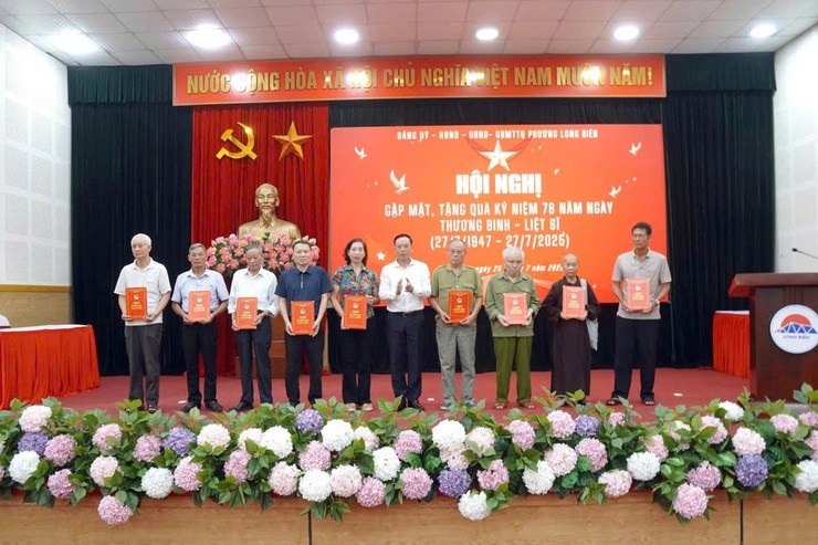 Đồng chí Nguyễn Mạnh Hà - Bí thư Đảng ủy - Chủ tịch HĐND phường tặng quà cho người có công, gia đình chính sách trên địa bàn phường