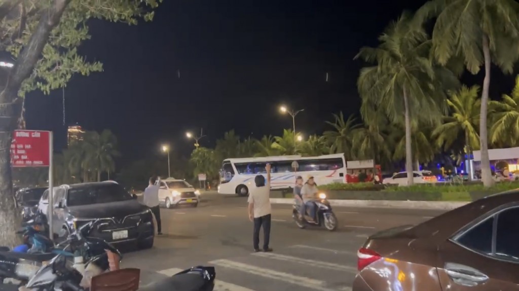 Một quán ăn, nhà hàng tại tuyến đường Võ Nguyên Giáp vô tư để nhân viên tràn xuống lòng đường, vẫy tay mời chào thực khách (Ảnh Đ.Minh)