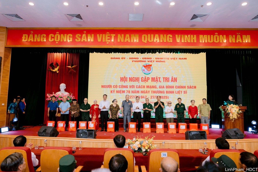 Tặng quà tri ân người có công, đối tượng chính sách dịp 27/7