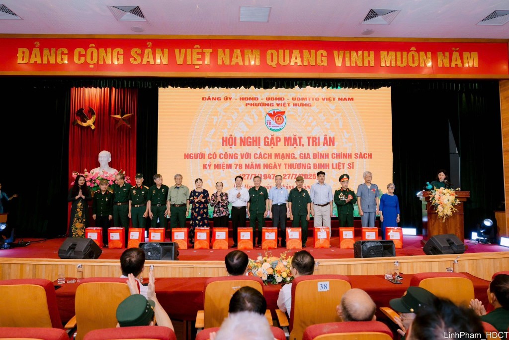 Tặng quà tri ân người có công, đối tượng chính sách dịp 27/7