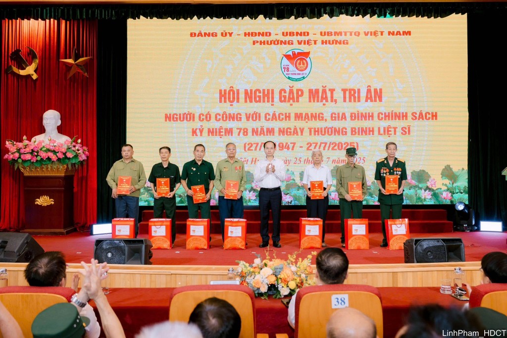 Tặng quà tri ân người có công, đối tượng chính sách dịp 27/7
