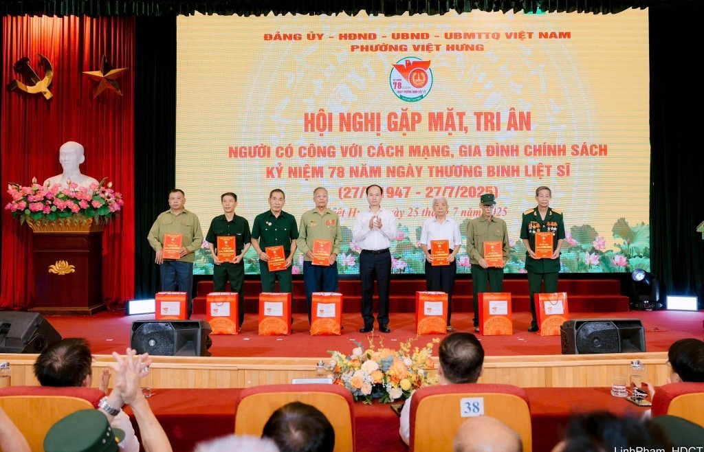 Phường Việt Hưng: Tặng quà tri ân người có công, gia đình chính sách