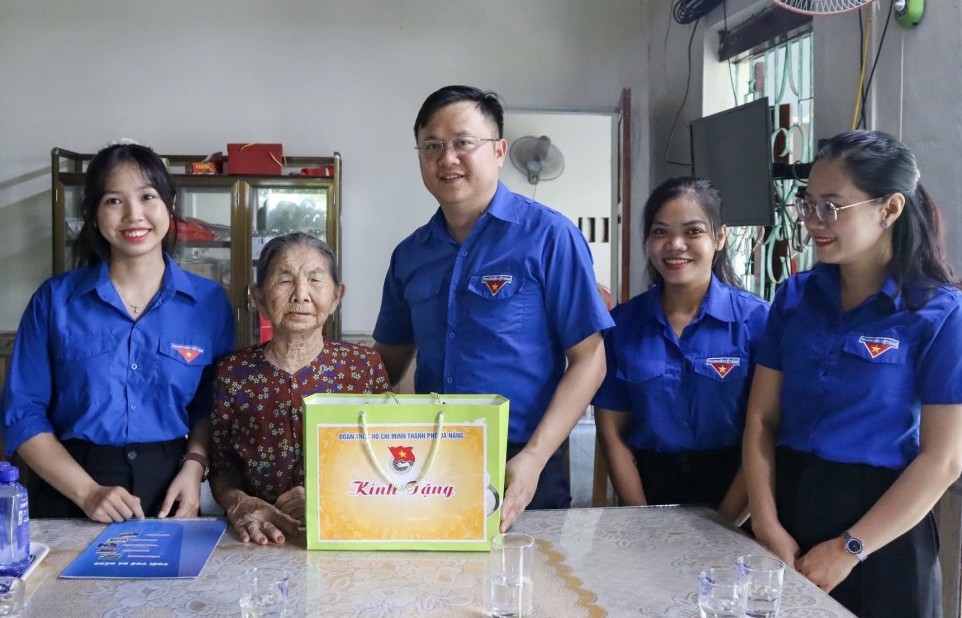 Bữa cơm của người trẻ ấm lòng Mẹ Việt Nam anh hùng