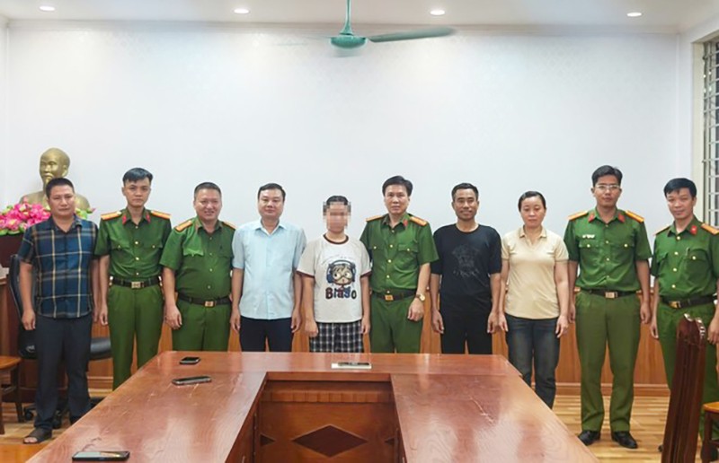 Lực lượng công an bàn giao cháu P về với gia đình