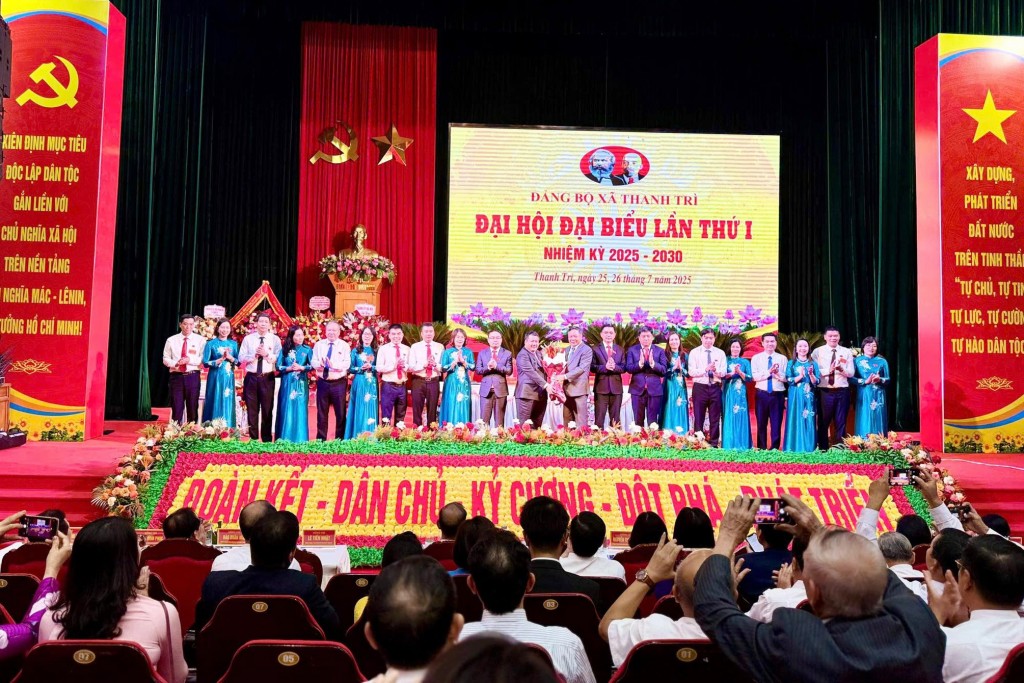 Phát huy truyền thống anh hùng, khơi dậy khát vọng phát triển
